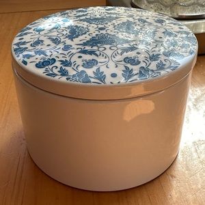 NWT Luxury Jewelry Trinket Pottery Jar with lid Blue & White